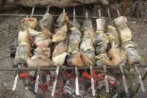 Шашлик з риби на багатті шашлик
