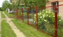 Паркан із сітки рабиці проста конструкція з ухилом для дачі рабиці