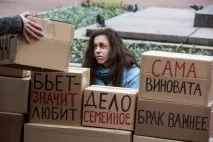 Б’є, значить любить може