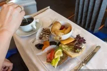Чим годують у літаку літаку