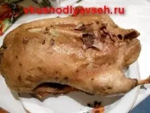 Гусак, фарширований квашеною капустою, запечений у рукаві в духовці фарширований