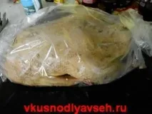 Гусак, фарширований квашеною капустою, запечений у рукаві в духовці фарширований