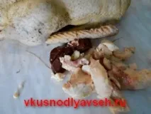 Гусак, фарширований квашеною капустою, запечений у рукаві в духовці фарширований