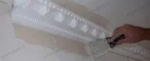 Як клеїти стельовий плінтус клеїти
