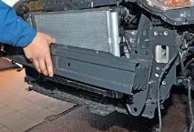 Як зняти передній бампер на Солярисі з кріплень зняти