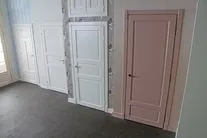 Продаж фінських білих дверей Alavus, білі класичні двері та сірі міжкімнатні продаж