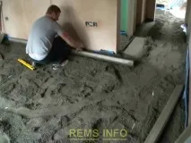 Укладання та вирівнювання цементно-піщаної стяжки за допомогою рівня укладання