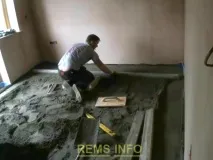 Укладання та вирівнювання цементно-піщаної стяжки за допомогою рівня укладання