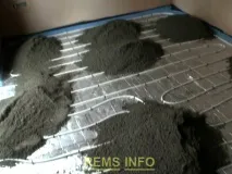 Укладання та вирівнювання цементно-піщаної стяжки за допомогою рівня цементно-піщаної