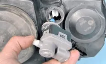 Заміна електрокоректора світла блок-фари Nissan Qashqai 2007 електрокоректора