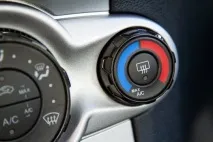 Запах із кондиціонера автомобіля автомобіля