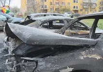 3 автомобілі згоріли сьогодні на проспекті Юних Ленінців уПодільське автомобілі