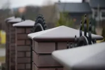 Бетонні ковпаки на стовпи паркану, встановлення навершів з бетону своїми руками інструкція, фото та паркану
