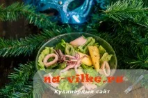 Салат з ананасом та кальмарами ананасом