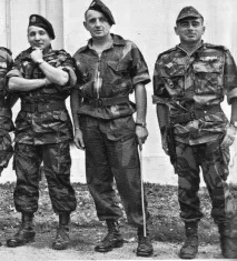 Бути парашутистом було