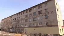 Голодний пес стягнув зі столу шматок ковбаси шматок
