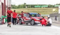 Як працює механік у гоночній команді механік
