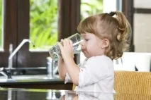 Як привчити дитину пити воду воду