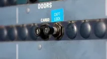 Як влаштовані двері до кабіни пілотів літака Airbus-320 двері