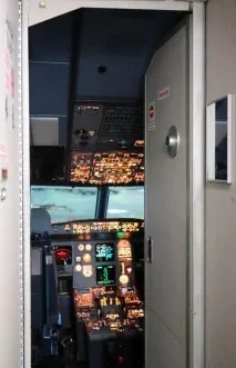 Як влаштовані двері до кабіни пілотів літака Airbus-320 влаштовані