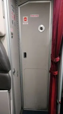 Як влаштовані двері до кабіни пілотів літака Airbus-320 двері