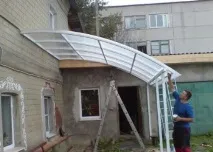 Як виконується скління ганку можна
