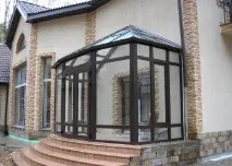 Як виконується скління ганку скління