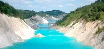 Неприродно блакитна вода у затопленій каменоломні вода