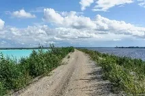 Неприродно блакитна вода у затопленій каменоломні вода