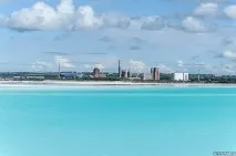 Неприродно блакитна вода у затопленій каменоломні каменоломні