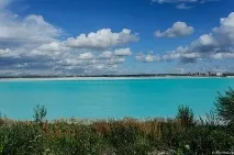 Неприродно блакитна вода у затопленій каменоломні затопленій