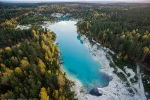 Неприродно блакитна вода у затопленій каменоломні затопленій