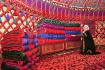 Непоказні зовні - приголомшливі всередині чудові юрти кочових народів зовні