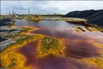 Неприродно блакитна вода у затопленій каменоломні блакитна