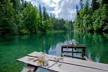 Неприродно блакитна вода у затопленій каменоломні каменоломні