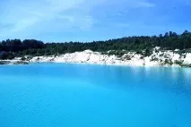 Неприродно блакитна вода у затопленій каменоломні вода