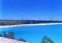 Неприродно блакитна вода у затопленій каменоломні каменоломні