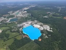 Неприродно блакитна вода у затопленій каменоломні вода