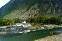 Відпочинок на південному березі Телецького озера березі