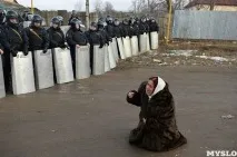 Поки що вся країна стежить за мітингами поки