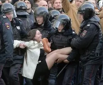 Поки що вся країна стежить за мітингами мітингами