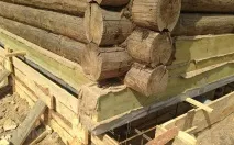 Ремонт дерев’яного будинку заміна нижніх вінців нижніх