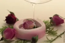 Троянда у серці серці