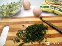 Салат з яєць та огірків покрокове приготування яєць