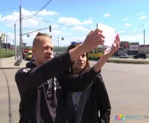 Селфі під забороною! Поліцейські не дозволяють фотографуватися на залізницях, зі зброєю, дикими селфі