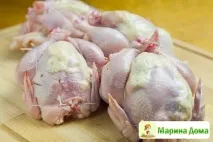 Курята-корнішони з ароматним маслом, беконом та виноградом - Смачні рецепти у Марини будинку беконом