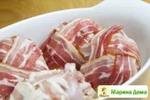 Курята-корнішони з ароматним маслом, беконом та виноградом - Смачні рецепти у Марини будинку виноградом