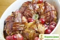 Курята-корнішони з ароматним маслом, беконом та виноградом - Смачні рецепти у Марини будинку виноградом