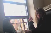 Цю дівчину вважали божевільною, поки лікар не попросив її намалювати ЦЕ дівчину