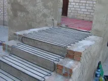 Комплектуючі для сходів елементи кріплень, частини теплої підлоги від виробника, фото плінтуса, сходів